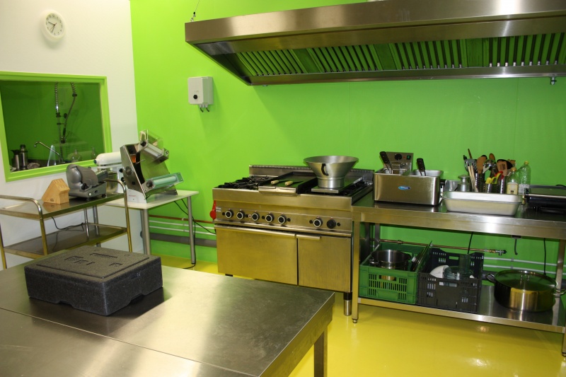 Ter overname aangeboden complete professionele keuken voor catering en