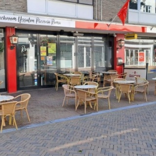 lunchroom-pizzeria-restaurant-ijssalon met terras